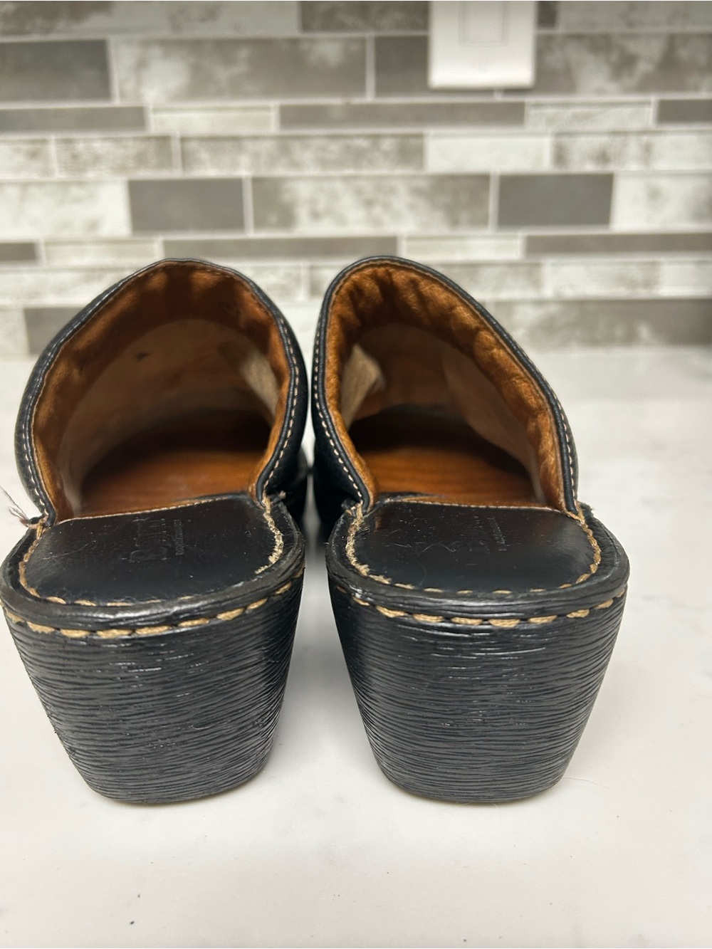 Børn Black Leather Mule Clogs Comfort Shoes Women’s 8.5  Estimated - Picture 3 of 11